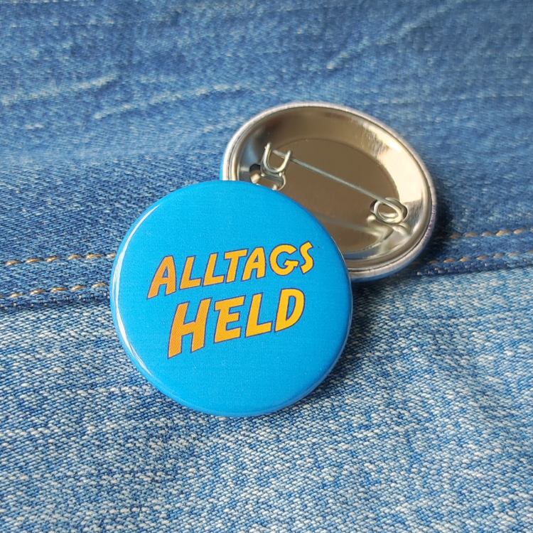 Ansteckbutton Alltagsheld auf Jeans mit Rückseite